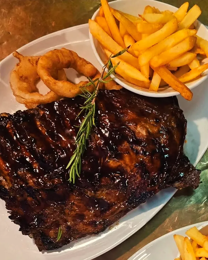 Glazed ribs with chips and onion rings